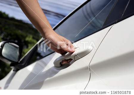 Male hand opening car door Male hand opening car door 116501878