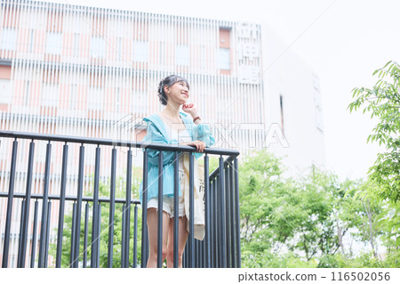 走在校園裡的女大學生 116502056