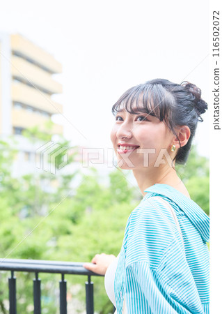 走在校園裡的女大學生 116502072