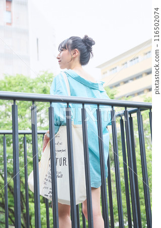 走在校園裡的女大學生 走在校園裡的女大學生 116502074