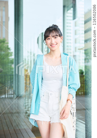 走在校園裡的女大學生 走在校園裡的女大學生 116502086