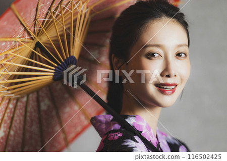 穿著黑色浴衣的女人 116502425