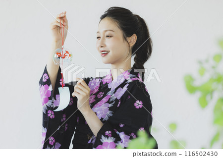 穿著黑色浴衣的女人 穿著黑色浴衣的女人 116502430
