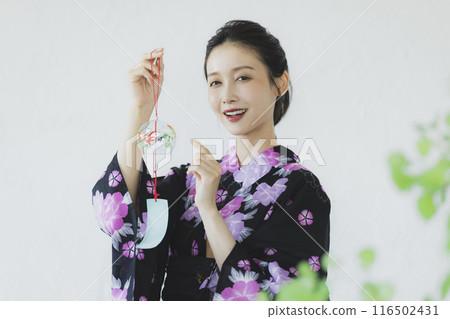 Woman in black yukata 116502431