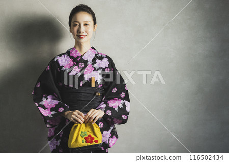 穿著黑色浴衣的女人 116502434