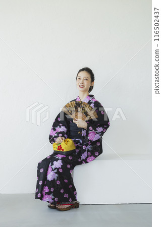 穿著黑色浴衣的女人 116502437