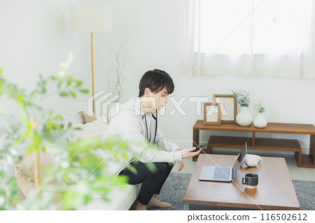 年輕人在客廳放鬆 年輕人在客廳放鬆 116502612