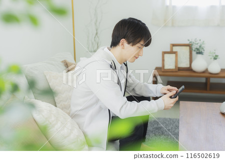年輕人在客廳放鬆 116502619