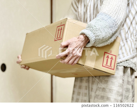 老婦人的手舉起紙板 老婦人的手舉起紙板 116502622