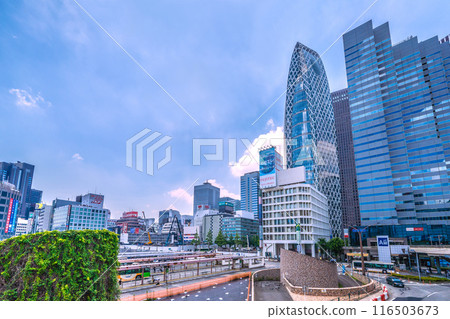 日本東京城市景觀新宿站西口重建。土地整理工程…=2020年7月5日 日本東京城市景觀新宿站西口重建。土地整理工程…=2020年7月5日 116503673