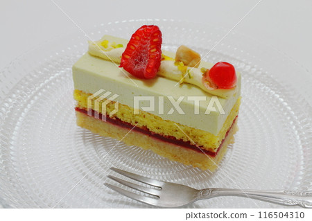 Pistachio and raspberry cake 116504310