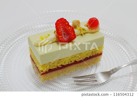 Pistachio and raspberry cake 116504312