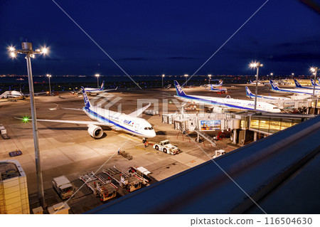Boarding bridge at night from the observation deck of Haneda Airport Terminal 2 116504630