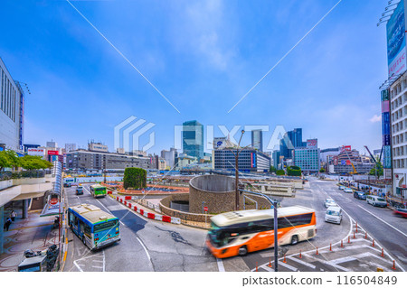 日本東京城市景觀新宿站西口的整個重建工程。小田急百貨拆除工作正在進行中... = 2020年7月5日 116504849