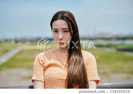 橋上一個表情憤怒的年輕女子 橋上一個表情憤怒的年輕女子 116505016