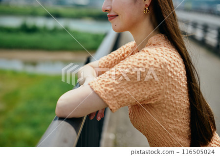 年輕女子看風景 年輕女子看風景 116505024