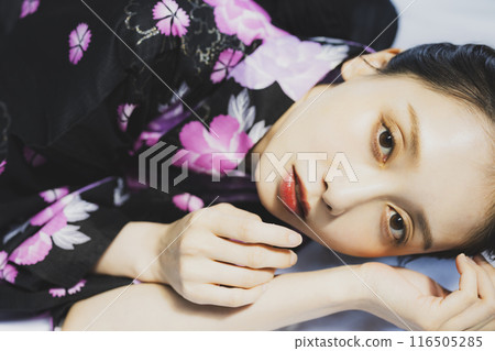 Woman in black yukata 116505285