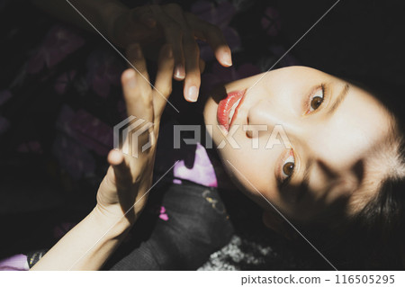 穿著黑色浴衣的女人 116505295