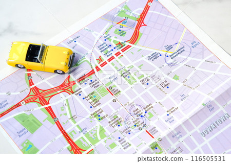 乘坐兩座敞篷車開始無憂無慮的公路旅行的照片。 116505531