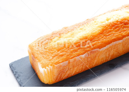 享用美味新鮮出爐的磅蛋糕的小吃時間 116505974