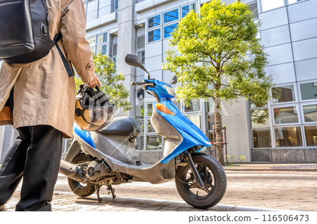 Image of a businessman commuting by motorbike, Yokohama 116506473