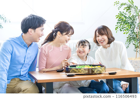 與家人一起吃壽司 與家人一起吃壽司 116506493