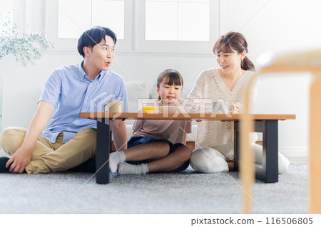 一個家庭在客廳放鬆 116506805