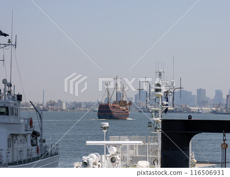 The Osaka Coast Guard's patrol boat "Miokaze" and the tourist line "Santa Maria" (photographed on June 14, 2024) 116506931