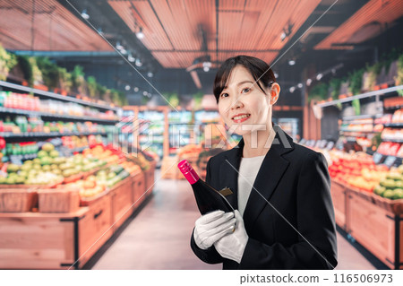Female sommelier holding wine 116506973