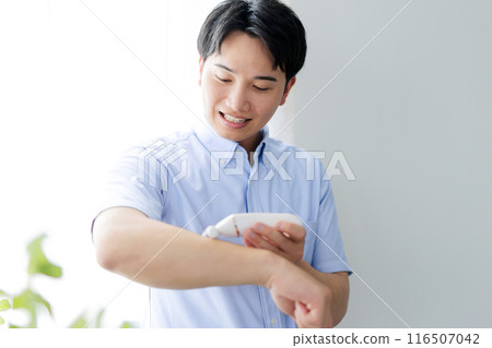 A young man doing self-hair removal 116507042