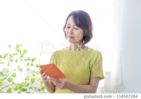 Senior woman with a pension book 116507264
