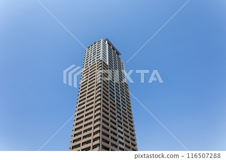 Blue sky and high-rise apartment buildings 116507288