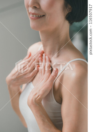 female, lady, woman 116507917