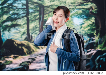 一個女人在陽光明媚的天氣登山 一個女人在陽光明媚的天氣登山 116508034