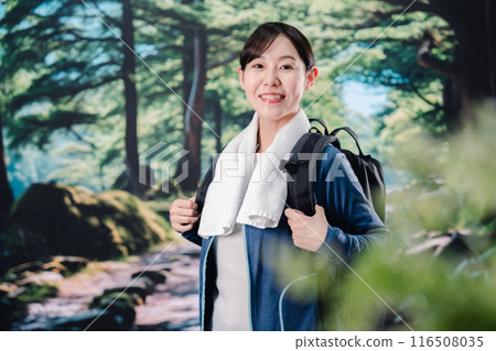 一個女人在陽光明媚的天氣登山 一個女人在陽光明媚的天氣登山 116508035