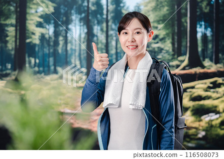 一個女人在陽光明媚的天氣登山 一個女人在陽光明媚的天氣登山 116508073