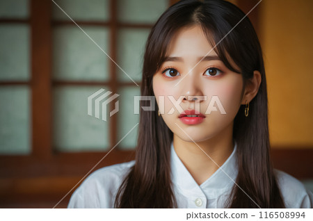 一位年輕女子,表情略為驚訝 一位年輕女子,表情略為驚訝 116508994