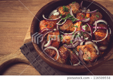 fried meat, pork kebab, ketsi in a clay pan, with red onions and herbs, homemade, no people, 116509558