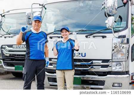 站在卡車前的男性和女性司機 116510699