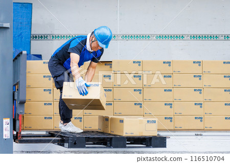 一名戴頭盔的男子用堆高機從卡車上卸貨 116510704