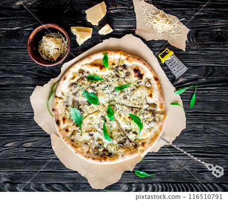 Delicious cheese pizza 116510791