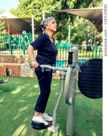 Perseverance amid chemotherapy: woman's commitment to health and well-being. Perseverance amid chemotherapy: woman's commitment to health and well-being. 116510880