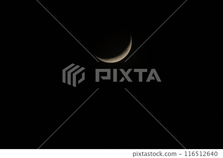 Lunar age 3.0, the fourth day after the new moon in May, the moon is waxing. 116512640