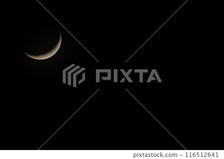 Lunar age 3.0, the fourth day after the new moon in May, the moon is waxing. 116512641