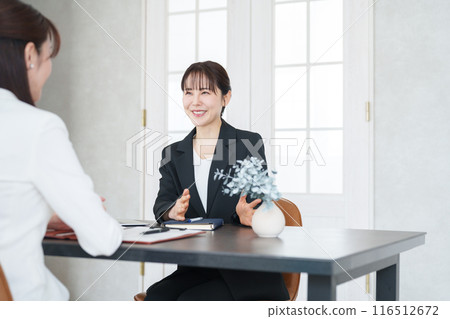 在辦公室工作的商人 116512672