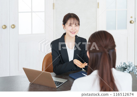 在辦公室工作的商人 116512674