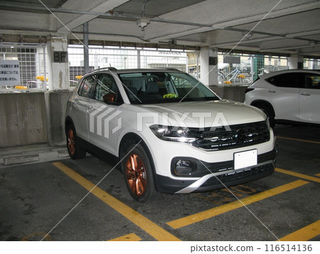 Drive a small SUV Drive a small SUV 116514136