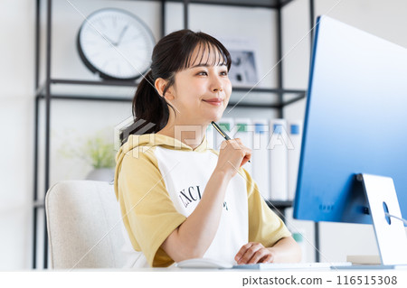 使用計算機的自由職業年輕女性 116515308