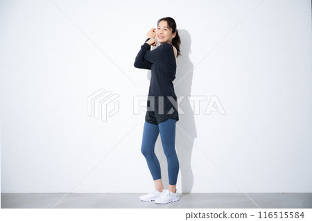 Full body stretching for women who value exercise and health 116515584