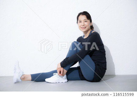 由於健康和飲食而享受運動和鍛煉的美麗中年婦女的全身形象。 由於健康和飲食而享受運動和鍛煉的美麗中年婦女的全身形象。 116515599